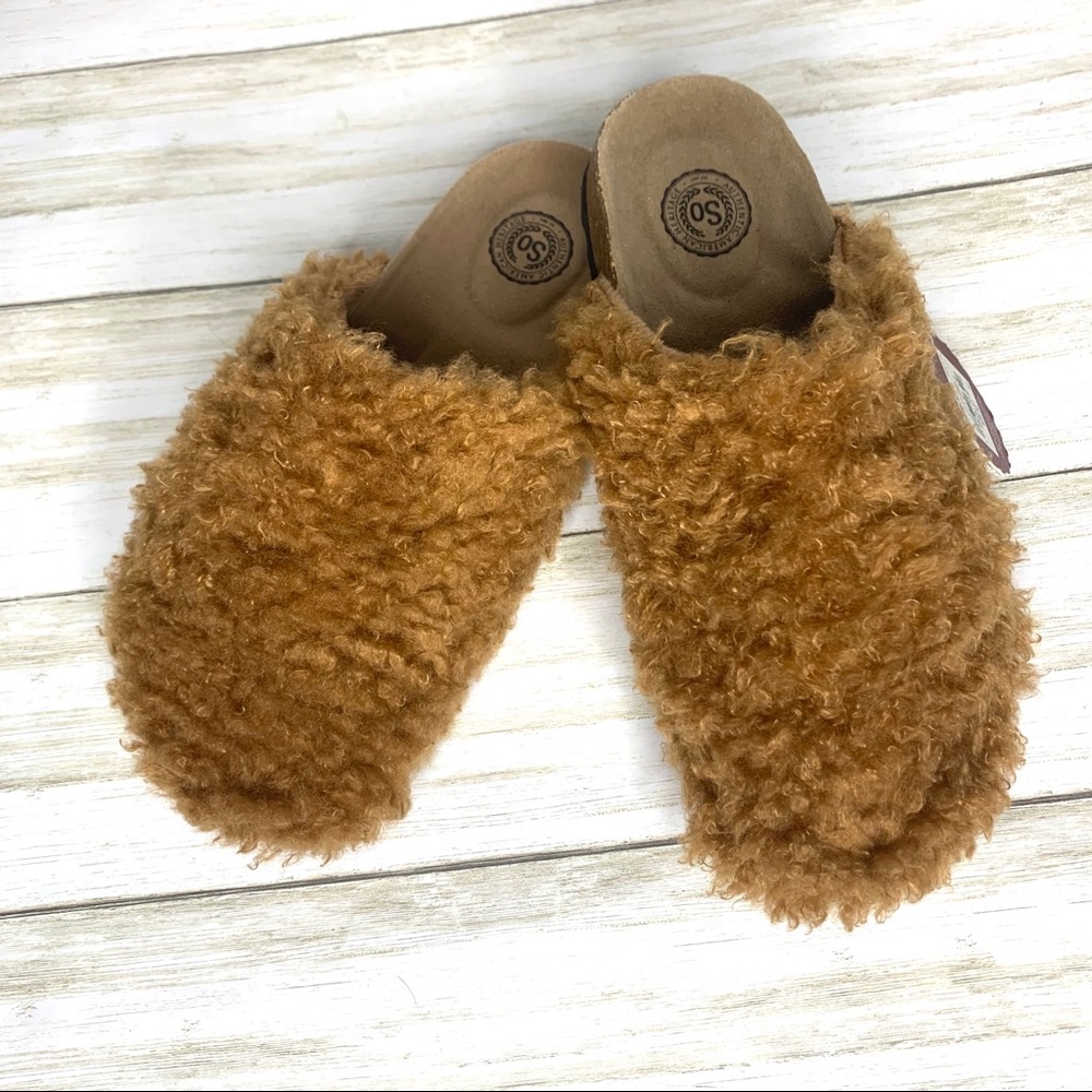 Women’s SO brand Fuzzy clog style slippers. Nwt